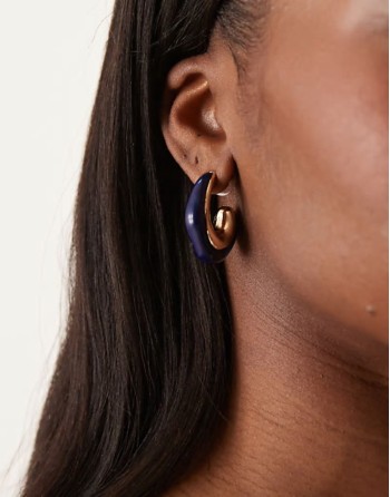 hoop earrings with curl design with blue resin detail in gold tone