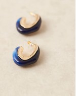 hoop earrings with curl design with blue resin detail in gold tone
