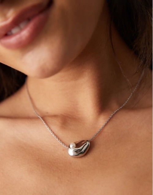necklace with molten faux pearl pendant in silver tone