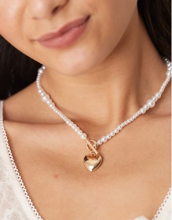 short necklace with pearl heart detail in gold tone