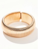 Curve bracelet with wide chain detail in gold tone