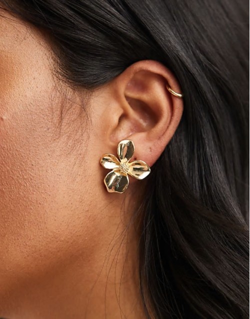 stud earrings with small floral design in gold tone
