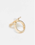 ring with oval and faux pearl detail in gold tone